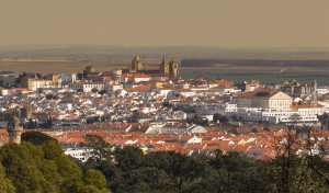 Vista do Alto de São Bento em Évora, Portugal.