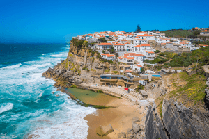 Praia nas Azenhas do Mar, Sintra, Portugal.