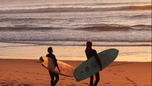 Surfistas na praia em Figueira da Foz, Portugal.