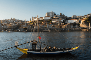 Typical rabelo boats that transport the casks of Port wine. - Barcos rabelo que transportam os barris de vinho do Porto.