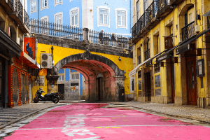 Pink Street no Cais do Sodré, Lisboa, Portugal.