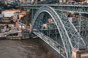 D. Luis I bridge, connecting Porto and Vila Nova de Gaia. - Ponte D. Luis I, que conecta Porto a Vila Nova de Gaia.