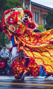 Exibição Tradicional em Desfile de Dragão Chines