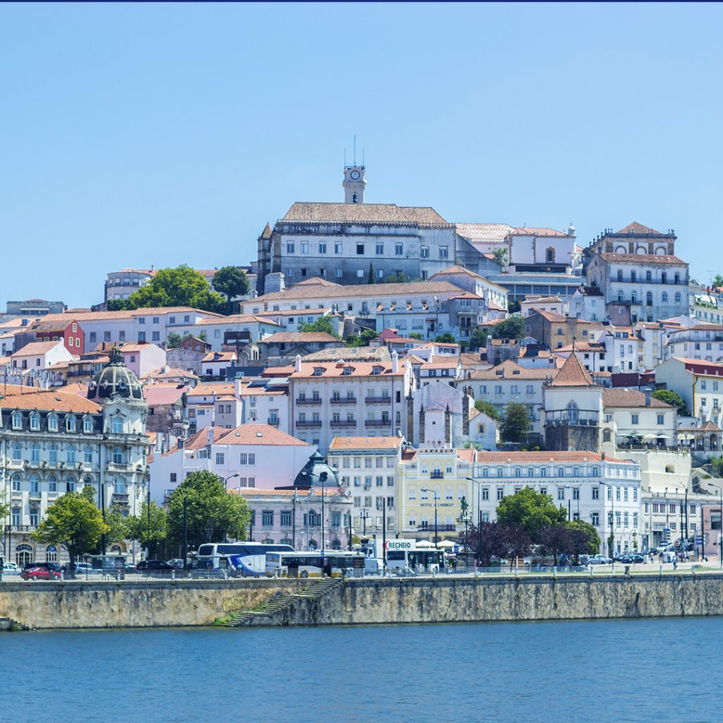 Panorâmica sobre o Rio Mondego e a Universidade de Coimbra envolta numa cidade em movimento