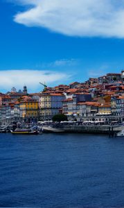 Plano aberto, do Rio Douro, com vista para a cidade e Baixa do Porto