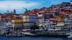 Plano aberto, do Rio Douro, com vista para a cidade e Baixa do Porto
