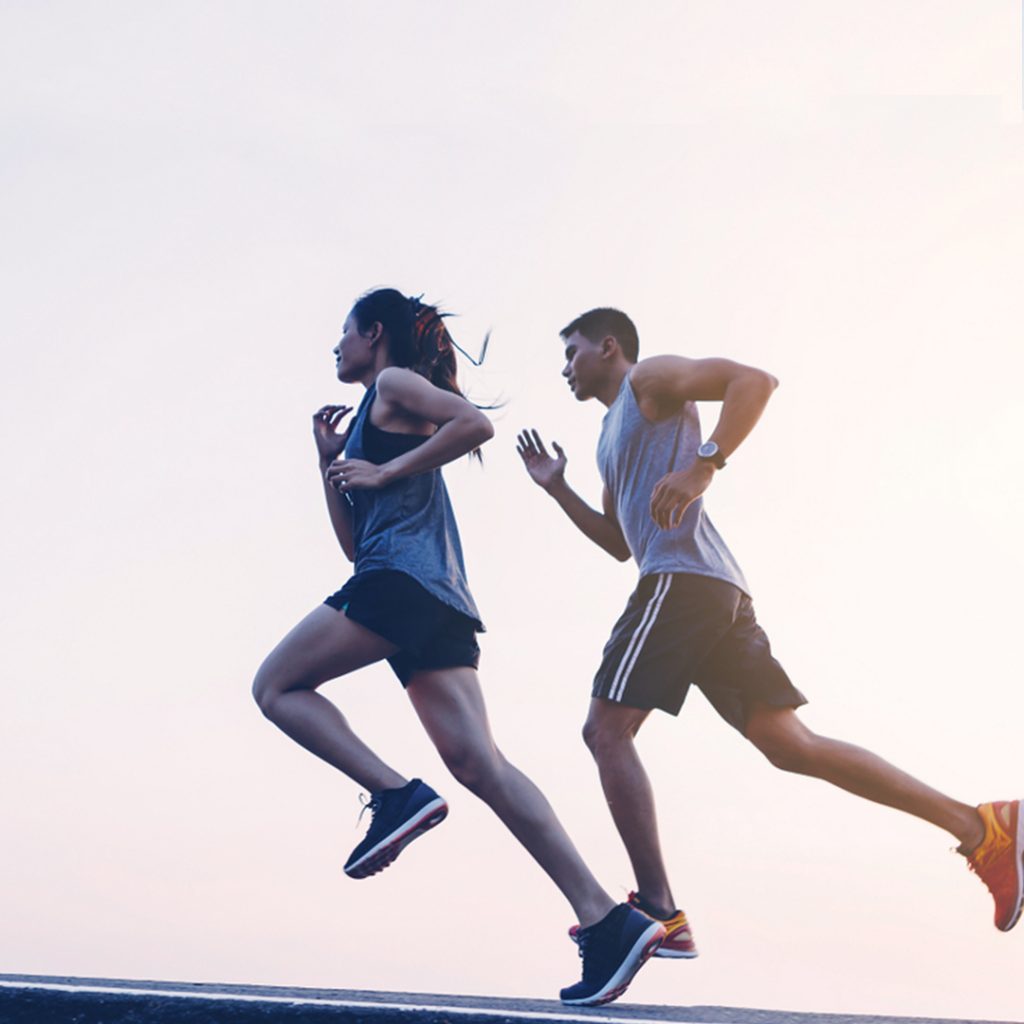 Mulher e homem praticando running, com roupa desportiva