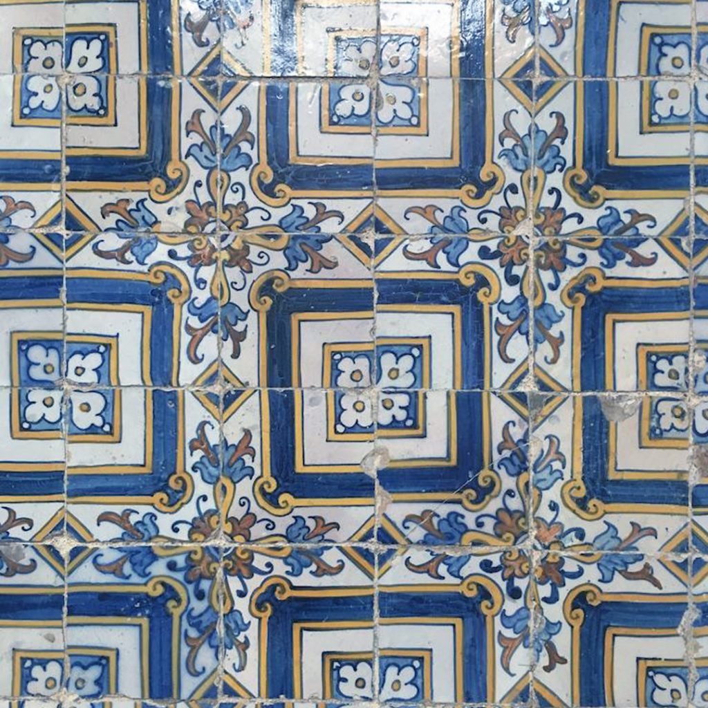 Painel da Biblioteca Municipal do Porto, onde se encontram azulejos dos séculos XVII e XVIII