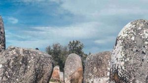 Cromeleque dos Almendres semelhante ao stonehenge, em Évora