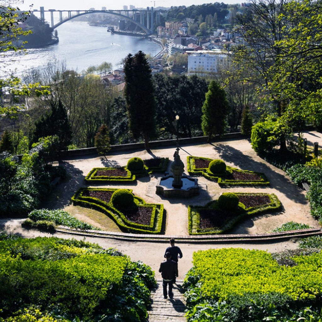 Vista aérea dos Jardins do Palácio de Cristal, com vista para o rio Douro, no Porto