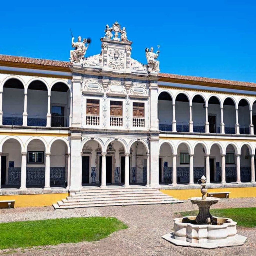 Plano aberto para a entrada da Universidade de Évora
