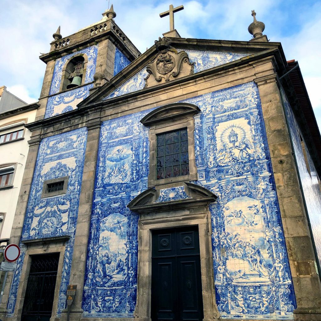 Iglesia de las almas de Oporto, llena de baldosas azules con blanco