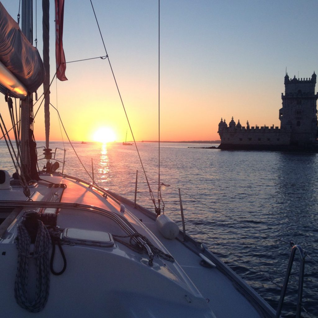 Pôr do Sol em barco no Rio Tejo,  com vista para a Torre de Belém